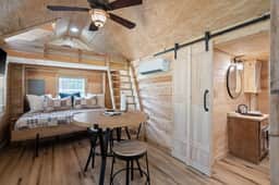 Rustic cabin above Smith Lake w/ hiking & Wi-Fi