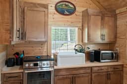 Rustic cabin above Smith Lake w/ hiking & Wi-Fi