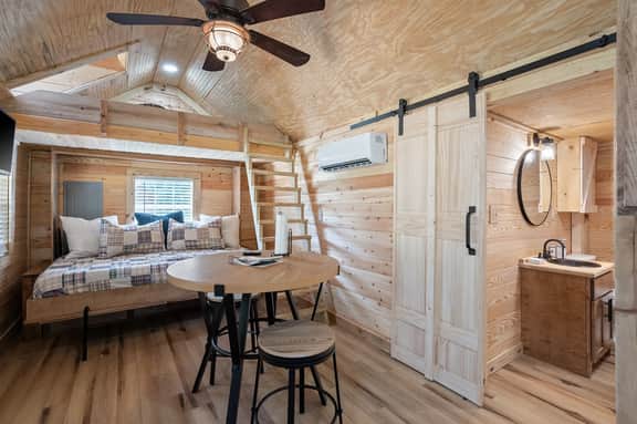 Rustic cabin above Smith Lake w/ hiking & Wi-Fi