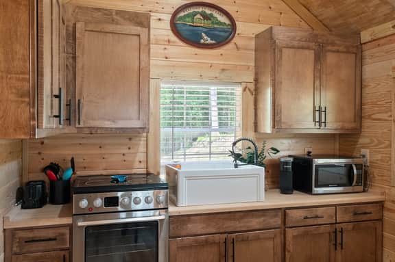 Rustic cabin above Smith Lake w/ hiking & Wi-Fi