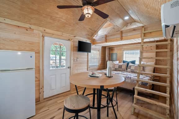 Rustic cabin above Smith Lake w/ hiking & Wi-Fi