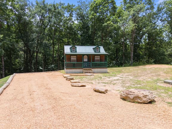 Rustic cabin above Smith Lake w/ hiking & Wi-Fi